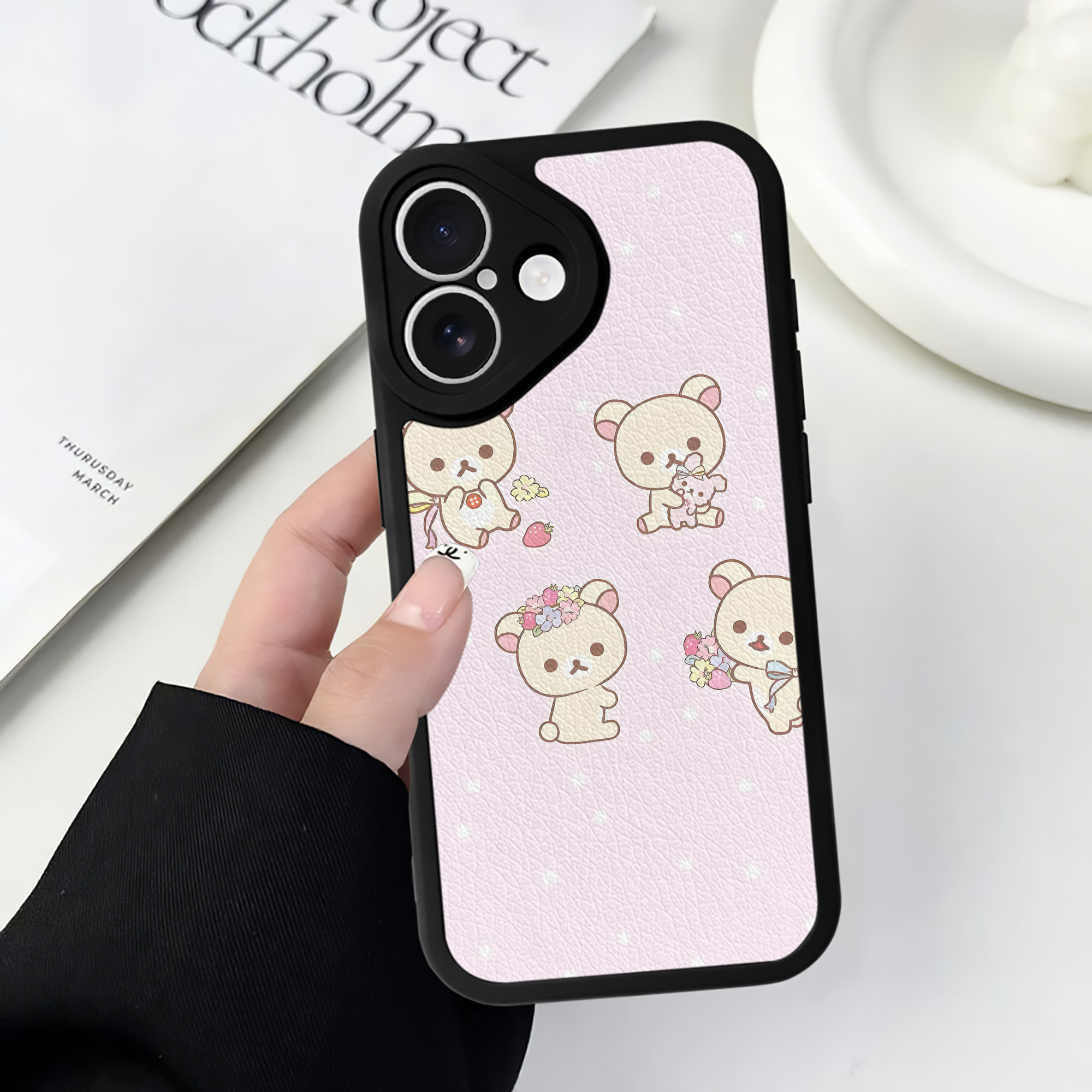 （画像用） リラックマ リラックマ キイロイトリ Rilakkuma Korilakkuma Kiiroitori 【iPhone 16シリーズ対応】シリコンスマホケース（レザー調） 材質：シリコン